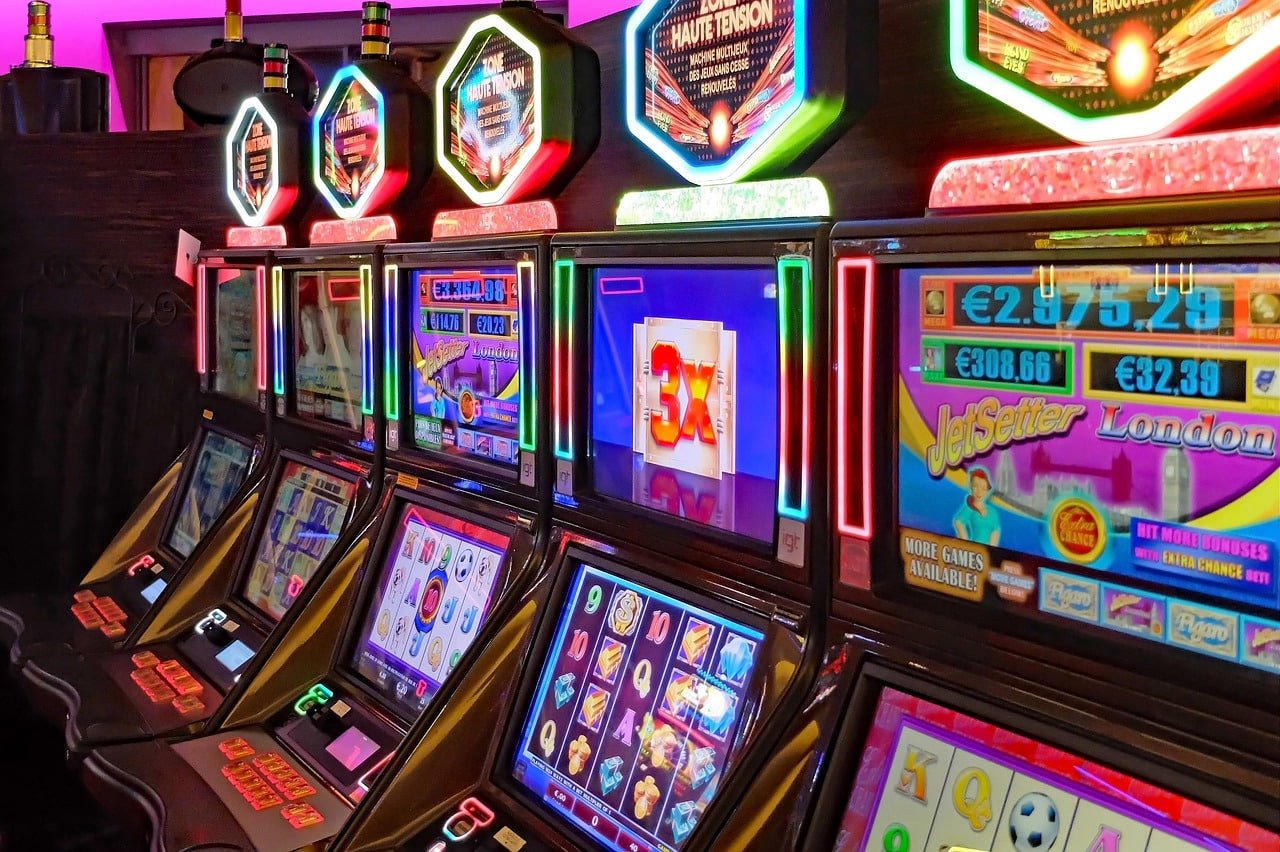Berbagai kategori slot online at789 ditampilkan di layar tablet pengguna